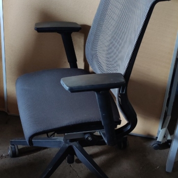 Ogłoszenie - Fotel obrotowy Steelcase thing,FAKTURA VAT !!! - Wrocław - 350,00 zł