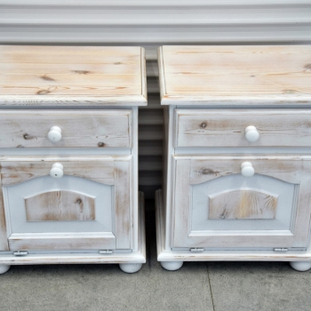 Ogłoszenie - szafki nocne z drewna sosnowego - jak nowe