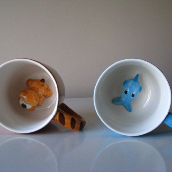 Ogłoszenie - Urocze kubki w kropki z figurką delfina i pieska w środku 3D