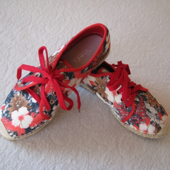 Ogłoszenie - Nowe sznurowane espadryle lniane, tenisówki Sofi rozm. 38, półtrampki z motywem kwiatowym