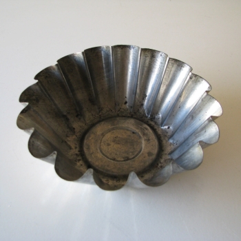 Ogłoszenie - Mała, zgrabna forma metalowa na babkę PRL