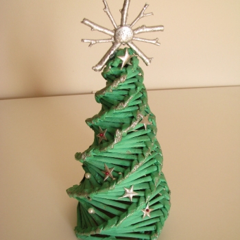 Ogłoszenie - Mała zielona choinka ze srebrnymi dodatkami 26 cm świąteczny stroik