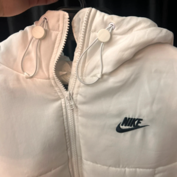 Ogłoszenie - Biały puchowy płaszcz Nike rozmiar M - 200,00 zł